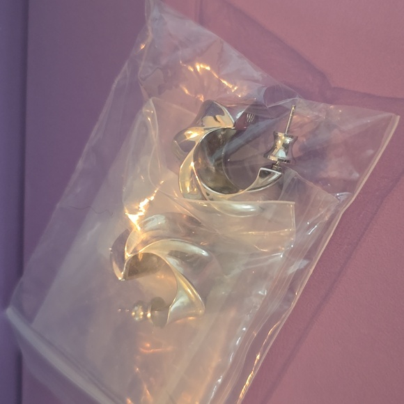 Melinda Maria With A Twist Silver Hoops 1" Earrings New - FIRM ✨️ - Picture 3 of 3